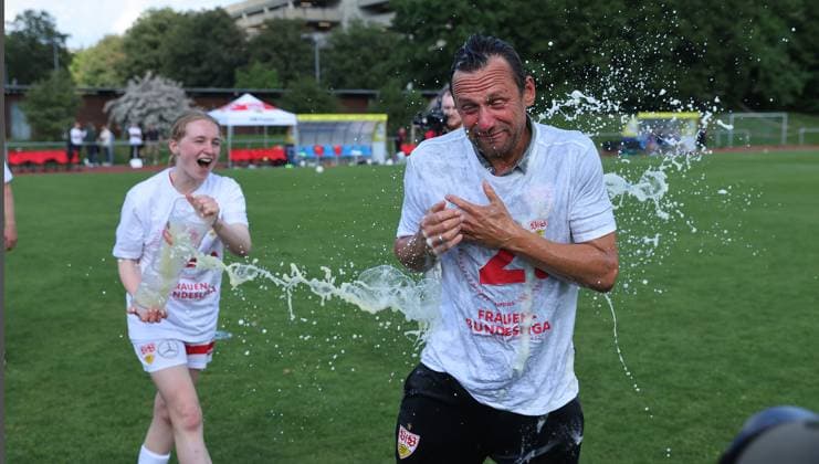 Stuttgart , Soccer Regionalliga Süd , VfB Stuttgart Women vs TSV Schwaben Augsburg , from left Linette Hofmann Coach Heiko Gerber VfB