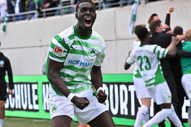 18 05 2025 Soccer Season 2024 2025 2 Soccer Bundesliga 34 Matchday SpVgg Greuther Fürth Kleeblatt Hamburger HSV Hamburg HSV Sportfoto Zink MeZi xmexzix DFL regulations prohibit any use of photographs as image sequences and or quasi video only for editorial use Joshua Quarshie 15, SpVgg Greuther Fürth Jubel Freude ballt Faust Fäuste