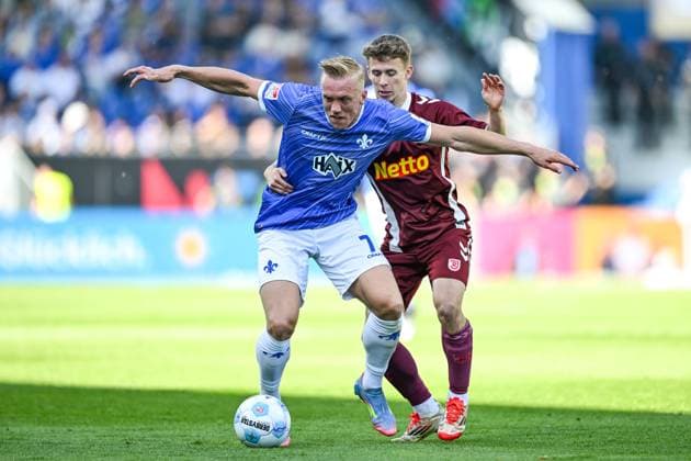 Isac Lidberg SV Darmstadt 98, 07 in duel with Florian Ballas SSV Jahn Regensburg, 04 , GER, SV Darmstadt 98 vs SSV Jahn Regensburg, 2 Bundesliga, Soccer, Matchday 34, Season 2024 2025, 18 05 2025 DFL REGULATIONS PROHIBIT ANY USE OF PHOTOGRAPHS as IMAGE SEQUENCES and or QUASI VIDEO GER, SV Darmstadt 98 vs SSV Jahn Regensburg, 2 Bundesliga, Football, Matchday 34, Season 2024 2025, 18 05 2025 Darmstadt Copyright: xEibner-Pressefoto FlorianxWiegandx EP_FWD
