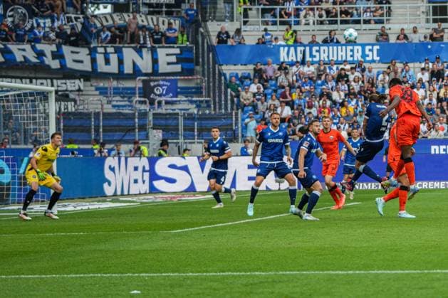 2 Soccer Bundesliga, Karlsruher SC SC Paderborn 07, 18 05 2025 Ilyas Ansah SC Paderborn 29 with a header towards goal 2 Soccer Bundesliga, Karlsruher SC SC Paderborn 07 BBBank Wildpark Karlsruhe, 18 05 2025 DFB DFL REGULATIONS PROHIBIT ANY USE OF PHOTOGRAPHS AS IMAGE SEQUENCES AND OR QUASI VIDEO Copyright: xBEAUTIFULxSPORTS Boscox