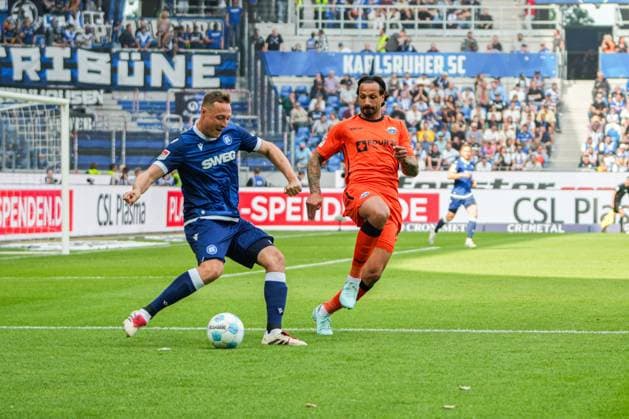 2 Soccer Bundesliga, Karlsruher SC SC Paderborn 07, 18 05 2025 duel between Robin Bormuth Karlsruher SC 32 and Adriano Grimaldi SC Paderborn 39 2 Soccer Bundesliga, Karlsruher SC SC Paderborn 07 BBBank Wildpark Karlsruhe, 18 05 2025 DFB DFL REGULATIONS PROHIBIT ANY USE OF PHOTOGRAPHS AS IMAGE SEQUENCES AND OR QUASI VIDEO Copyright: xBEAUTIFULxSPORTS Boscox
