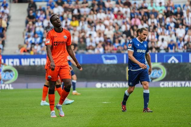 2 Soccer Bundesliga, Karlsruher SC SC Paderborn 07, 18 05 2025 Ilyas Ansah SC Paderborn 29 after missed header 2 Soccer Bundesliga, Karlsruher SC SC Paderborn 07 BBBank Wildpark Karlsruhe, 18 05 2025 DFB DFL REGULATIONS PROHIBIT ANY USE OF PHOTOGRAPHS AS IMAGE SEQUENCES AND OR QUASI VIDEO Copyright: xBEAUTIFULxSPORTS Boscox
