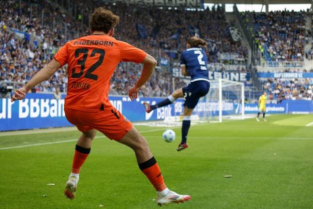 18 05 2025, xhettx, Soccer 2 Bundesliga, Karlsruher SC SC Paderborn 07 v l the cross of Aaron Zehnter SC Padaborn 07, 32 is blocked by Sebastian Jung Karlsruhe SC, 2 DFL DFB REGULATIONS PROHIBIT ANY USE OF PHOTOGRAPHS as IMAGE SEQUENCES and or QUASI VIDEO