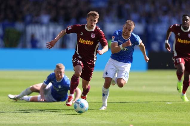 18 05 2025, xdcx, Soccer 2 Bundesliga, SV Darmstadt 98 SSV Jahn Regensburg, emonline, emspor, despor, v l , Anssi Suhonen SSV Jahn Regensburg , Fabian Nürnberger SV Darmstadt 98 DFL DFB REGULATIONS PROHIBIT ANY USE OF PHOTOGRAPHS AS IMAGE SEQUENCES AND OR QUASI VIDEO Copyright: HMBxMedia Claus