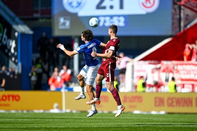 Fraser Hornby SV Darmstadt 98, 09 in duel with Florian Ballas SSV Jahn Regensburg, 04 , GER, SV Darmstadt 98 vs SSV Jahn Regensburg, 2 Bundesliga, Soccer, Matchday 34, Season 2024 2025, 18 05 2025 DFL REGULATIONS PROHIBIT ANY USE OF PHOTOGRAPHS as IMAGE SEQUENCES and or QUASI VIDEO GER, SV Darmstadt 98 vs SSV Jahn Regensburg, 2 Bundesliga, Football, Matchday 34, Season 2024 2025, 18 05 2025 Darmstadt Copyright: xEibner-Pressefoto FlorianxWiegandx EP_FWD