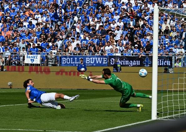18 05 2025, xsltx, Soccer 2 Bundesliga, SV Darmstadt 98 Jahn Regensburg v l With an artistic straddle Fraser Hornby SV Darmstadt 98 spikes the ball into the net for 2 1 re Felix Gebhardt SSV Jahn Regensburg DFL DFB REGULATIONS PROHIBIT ANY USE OF PHOTOGRAPHS as IMAGE SEQUENCES and or QUASI VIDEO
