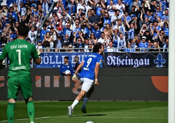 18 05 2025, xsltx, Soccer 2 Bundesliga, SV Darmstadt 98 Jahn Regensburg v l Felix Gebhardt SSV Jahn Regensburg , Fraser Hornby SV Darmstadt 98 celebrates his goal to 2 1 DFL DFB REGULATIONS PROHIBIT ANY USE OF PHOTOGRAPHS as IMAGE SEQUENCES and or QUASI VIDEO