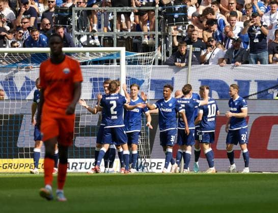 18 05 2025, xhettx, Fußball 2 Bundesliga, Karlsruher SC SC Paderborn 07 v l jubel um das 3 0 von Marcel Franke Karlsruhe SC, 28 DFL DFB REGULATIONS PROHIBIT ANY USE OF PHOTOGRAPHS as IMAGE SEQUENCES and or QUASI VIDEO
