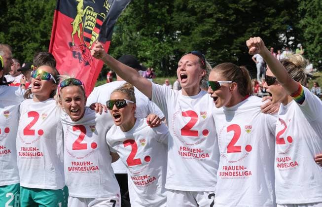 Stuttgart , Soccer Regionalliga Süd , VfB Stuttgart Women vs TSV Schwaben Augsburg , from left Kiara Beck Mandy Islacker leonie Maier Meike Meßmer Julia Glaser Jans Beuschlein VfB