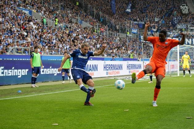18 05 2025, xhettx, Fußball 2 Bundesliga, Karlsruher SC SC Paderborn 07 v l Sebastian Jung Karlsruhe SC, 2 wants to clear, but is blocked by Ilyas Ansah SC Padaborn 07, 29 DFL DFB REGULATIONS PROHIBIT ANY USE OF PHOTOGRAPHS as IMAGE SEQUENCES and or QUASI VIDEO
