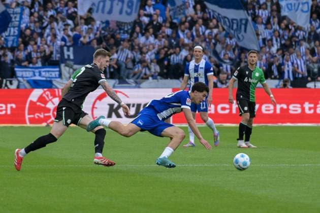 Soccer 2 Bundesliga, Hertha BSC Berlin Hannover 96 18 05 2025, xdanx, Soccer 2 Bundesliga, Hertha BSC Berlin Hannover 96 emspor, v l Josh Knight Hannover 96 ,Ibrahim Maza Hertha BSC ,Zweikampf, Duell, Kampf, tackle DFL DFB REGULATIONS PROHIBIT ANY USE OF PHOTOGRAPHS as IMAGE SEQUENCES and or QUASI VIDEO Daniel Lakomski Mix1 Berlin Olympiastadion Berlin Germany DEU Copyright: xDanielxLakomskix