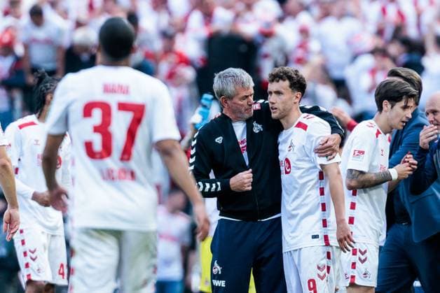 2 Soccer Bundesliga, 1 FC Köln 1 FC Kaiserslautern, 18 05 2025 Celebration for 3 0 by Florian Kainz 1 FC Köln, 11 Friedhelm Funkel Head Coach, Coach 1 FC Köln hugs Luca Waldschmidt 1 FC Köln, 9 2 Soccer Bundesliga, 1 FC Köln 1 FC Kaiserslautern, Köln, RheinEnergiestadion on 18 05 2025 DFL REGULATIONS PROHIBIT ANY USE OF PHOTOGRAPHS AS IMAGE SEQUENCES AND OR QUASI VIDEO Copyright: xBEAUTIFULxSPORTS Wunderlx