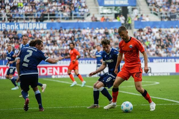 2 Soccer Bundesliga, Karlsruher SC SC Paderborn 07, 18 05 2025 Duel between Sebastian Klaas SC Paderborn 26 and Jensen Leon Karlsruher SC 6 2 Soccer Bundesliga, Karlsruher SC SC Paderborn 07 BBBank Wildpark Karlsruhe, 18 05 2025 DFB DFL REGULATIONS PROHIBIT ANY USE OF PHOTOGRAPHS AS IMAGE SEQUENCES AND OR QUASI VIDEO Copyright: xBEAUTIFULxSPORTS Boscox