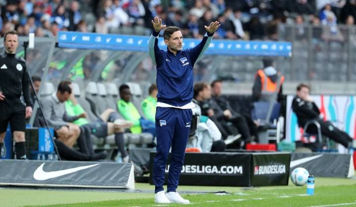Coach Stefan Leitl pointing, gesticulating Single image Crop action Sport Football Soccer DFL 2 Bundesliga Men 34 Matchday Season 2024 2025 18 05 2025 Hertha BSC Berlin vs Hannover 96 DFL regulations prohibit any use of photographs as image sequences and or quasi video