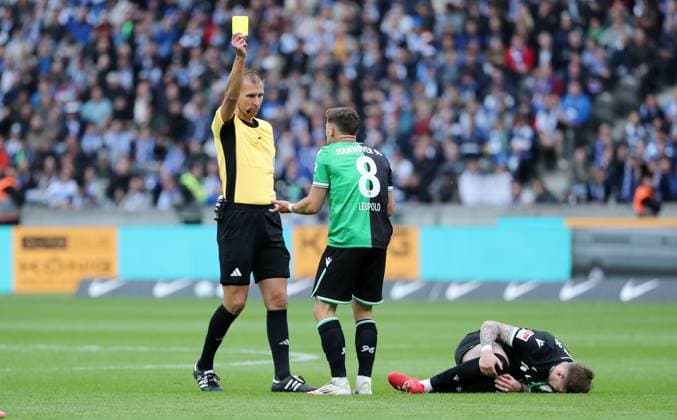 Referee Florian Heft yellow card for Enzo Leopold Sport Football Soccer DFL 2 Bundesliga Men 34 Matchday Season 2024 2025 18 05 2025 Hertha BSC Berlin vs Hannover 96 DFL regulations prohibit any use of photographs as image sequences and or quasi video