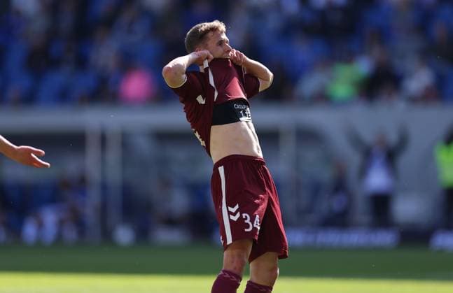18 05 2025, xdcx, Fussball 2 Bundesliga, SV Darmstadt 98 SSV Jahn Regensburg, emonline, emspor, despor, v l , Anssi Suhonen SSV Jahn Regensburg enttaeuscht, enttaeuscht Blickend, dissapointed, traurig, frustiert, frust, gefrustet DFL DFB REGULATIONS PROHIBIT ANY USE OF PHOTOGRAPHS AS IMAGE SEQUENCES AND OR QUASI VIDEO Copyright: HMBxMedia Claus