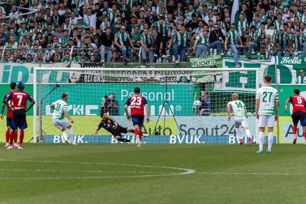 The 2 1 penalty by Felix Klaus 30 Spvgg Greuther Fuerth , Spvgg Greuther Fuerth vs Hamburger SV Football, 2 Bundesliga, DFL, Saison 2024 2025, Rueckrunde, 34 Spieltag, 18 05 2025 DFB regulations prohibit any use of photographs as image sequences and or quasi video Copyright: xkolbert-press MartinxAgüerax