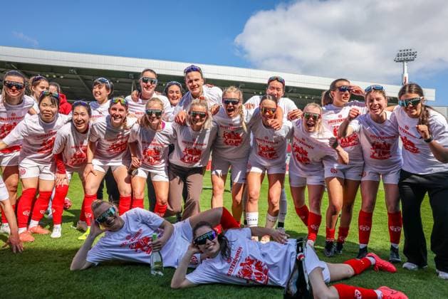 GER, Mainz, FSV Mainz 05 vs 1 FC Saarbrücken, Regionalliga, Fußball, DFB, Spielzeit 2024 2025, Bruchwegstadion, 21 Spieltag, im Bild Die Frauen von FSV Mainz 05 feiern die Meisterschaft der Regionalliga DFB DFL REGULATIONS PROHIBIT ANY USE OF PHOTOGRAPHS AS IMAGE SEQUENCES AND OR QUASI VIDEO, 17 05 2025, Copyright: HMBxMedia HendrikxHamelau