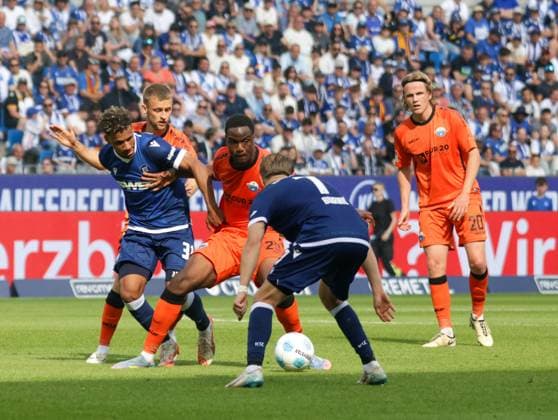 18 05 2025, xhettx, Soccer 2 Bundesliga, Karlsruher SC SC Paderborn 07 v l BambasÃ ContÃ Karlsruhe SC, 31 and Dženis Burnic Karlsruhe SC, 7 provide Ilyas Ansah SC Padaborn 07, 29 DFL DFB REGULATIONS PROHIBIT ANY USE OF PHOTOGRAPHS as IMAGE SEQUENCES and or QUASI VIDEO