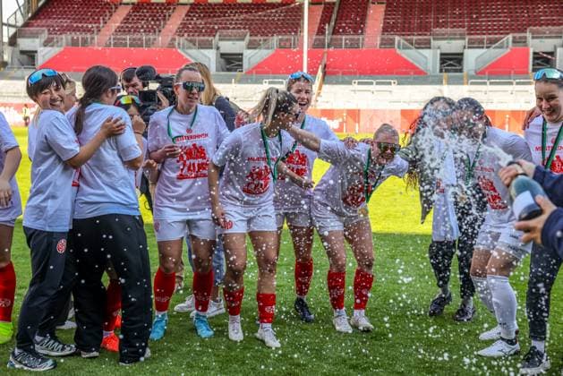 GER, Mainz, FSV Mainz 05 vs 1 FC Saarbrücken, Regionalliga, Fußball, DFB, Spielzeit 2024 2025, Bruchwegstadion, 21 Spieltag, im Bild Die Frauen von FSV Mainz 05 feiern die Meisterschaft der Regionalliga DFB DFL REGULATIONS PROHIBIT ANY USE OF PHOTOGRAPHS AS IMAGE SEQUENCES AND OR QUASI VIDEO, 17 05 2025, Copyright: HMBxMedia HendrikxHamelau