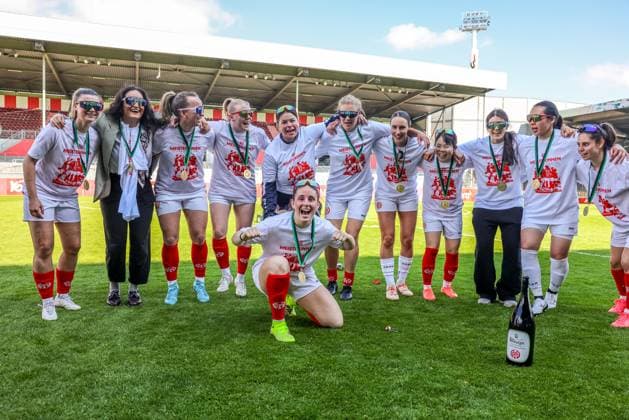 GER, Mainz, FSV Mainz 05 vs 1 FC Saarbrücken, Regionalliga, Fußball, DFB, Spielzeit 2024 2025, Bruchwegstadion, 21 Spieltag, im Bild Die Frauen von FSV Mainz 05 feiern die Meisterschaft der Regionalliga DFB DFL REGULATIONS PROHIBIT ANY USE OF PHOTOGRAPHS AS IMAGE SEQUENCES AND OR QUASI VIDEO, 17 05 2025, Copyright: HMBxMedia HendrikxHamelau