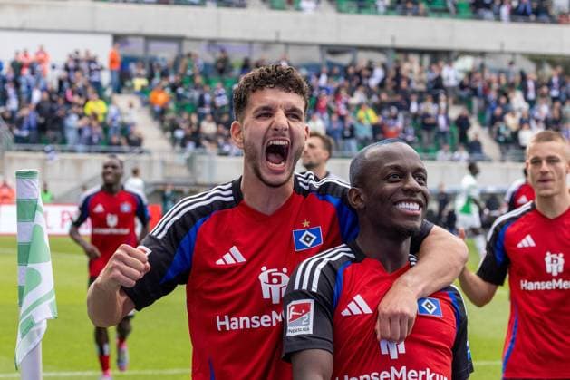 Goal celebration of Jean Luc Dompe 7 Hamburger SV after his equalizing goal to 1 1, Spvgg Greuther Fuerth vs Hamburger SV Football, 2 Bundesliga, DFL, Saison 2024 2025, Rueckrunde, 34 Spieltag, 18 05 2025 DFB regulations prohibit any use of photographs as image sequences and or quasi video Copyright: xkolbert-press MartinxAgüerax