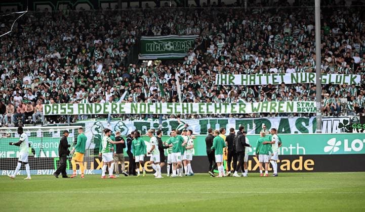 18 05 2025, xjhx, Fussball 2 Bundesliga, Spvgg Greuther Fuerth Hamburger SV v l Fürther Spieler jubeln jubelt nach Spielende celebrate at the end of the match Fanplakat Ihr hattet nur Glück das andere noch schlechter waren DFL DFB REGULATIONS PROHIBIT ANY USE OF PHOTOGRAPHS as IMAGE SEQUENCES and or QUASI VIDEO Fuerth