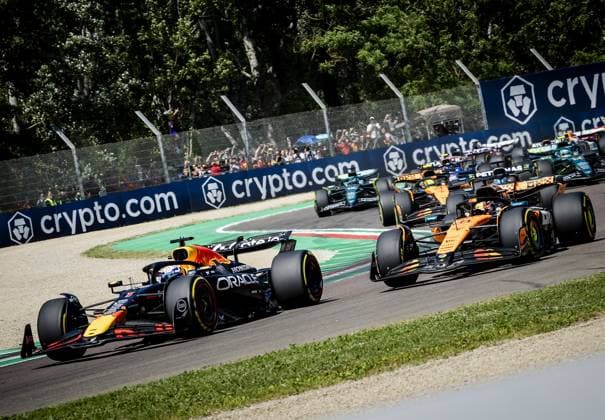 IMOLA - Max Verstappen (Red Bull Racing) and Oscar Piastri (McLaren) during the start of the Emilia-Romagna Grand Prix at the Autodromo Internazionale Enzo e Dino Ferrari. ANP SEM VAN DER WAL xVIxANPxSportx xxANPxIVx 527912847 originalFilename: 527912847.jpg