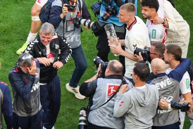 Soccer 2 Bundesliga, 1 FC Köln 1 FC Kaiserslautern, Matchday 34, RheinEnergieStadion Cologne coach Friedhelm Funkel wet after a beer shower and the focus of the photographers
