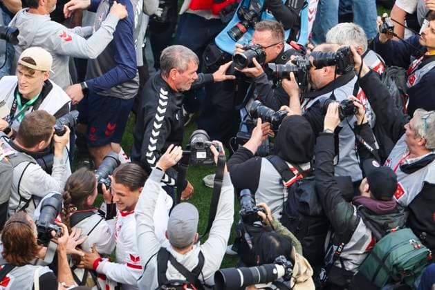 Soccer 2 Bundesliga, 1 FC Köln 1 FC Kaiserslautern, Matchday 34, RheinEnergieStadion Cologne coach Friedhelm Funkel wet after a beer shower and the focus of the photographers