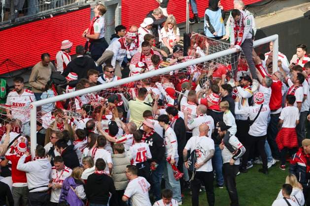 Soccer 2 Bundesliga, 1 FC Köln 1 FC Kaiserslautern, Matchday 34, RheinEnergieStadion Fans of 1 FC Köln cut off parts of the goal net after the final whistle
