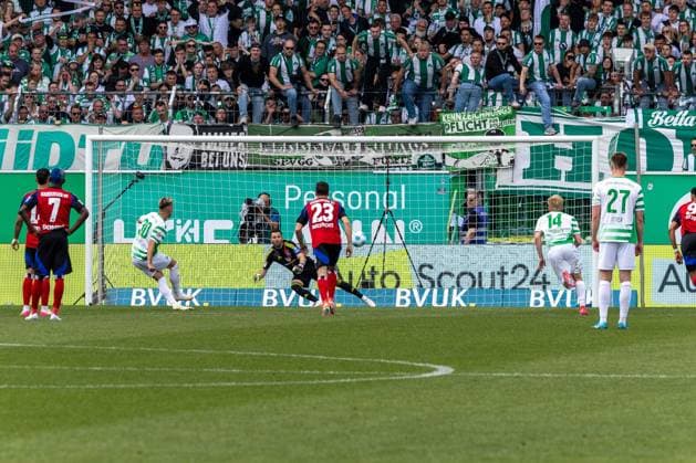 The 2 1 penalty by Felix Klaus 30 Spvgg Greuther Fuerth , Spvgg Greuther Fuerth vs Hamburger SV Football, 2 Bundesliga, DFL, Saison 2024 2025, Rueckrunde, 34 Spieltag, 18 05 2025 DFB regulations prohibit any use of photographs as image sequences and or quasi video Copyright: xkolbert-press MartinxAgüerax