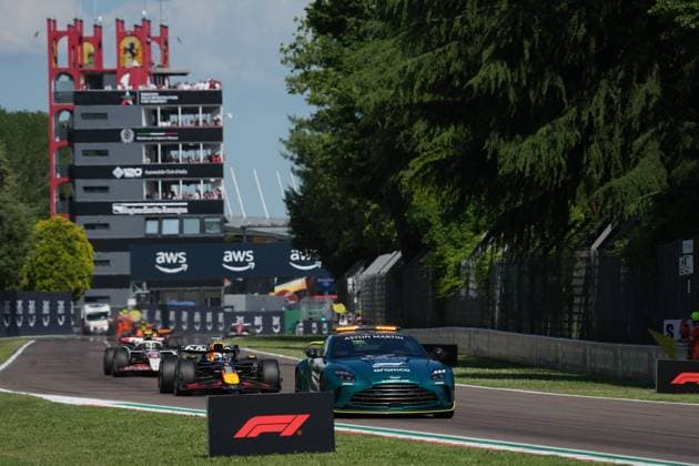 Formula 1 Grand Prix Emilia Romagna 2025 18 05 2025, Autodromo Enzo e Dino Ferrari, Imola, Formula 1 Grand Prix Emilia Romagna 2025 ,in the picture Safety Car, Max Verstappen NLD , Oracle Red Bull Racing, Oliver Bearman GBR , MoneyGram Haas F1 Team nordphotoxGmbHx xBratic nph00250