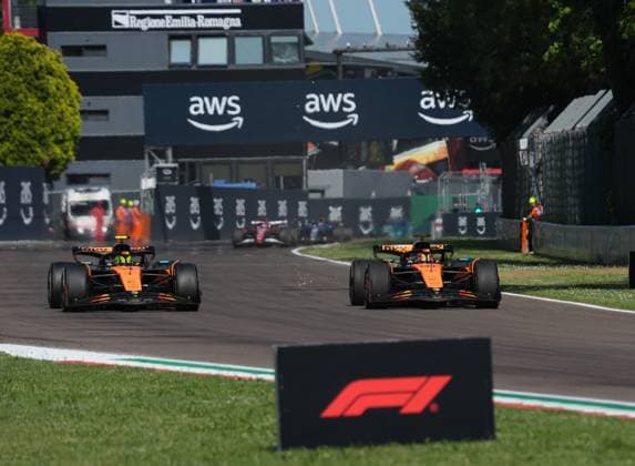 Formula 1 Grand Prix Emilia Romagna 2025 18 05 2025, Autodromo Enzo e Dino Ferrari, Imola, Formula 1 Grand Prix Emilia Romagna 2025 ,in the picture Lando Norris GBR , McLaren F1 Team overtakes Oscar Piastri AUS , McLaren F1 Team nordphotoxGmbHx xBratic nph00250