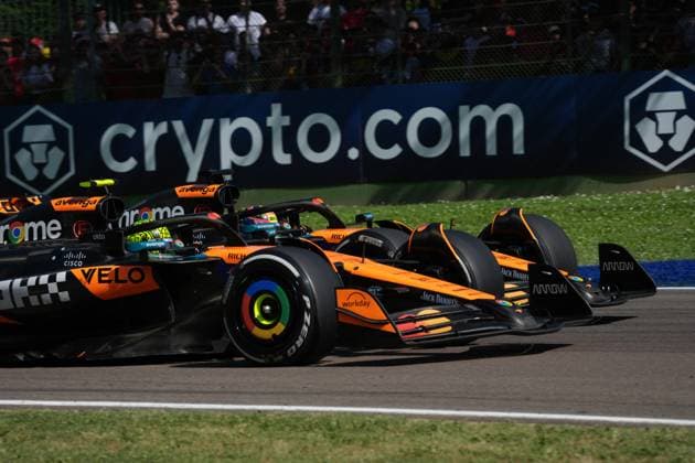 Formula 1 Grand Prix Emilia Romagna 2025 18 05 2025, Autodromo Enzo e Dino Ferrari, Imola, Formula 1 Grand Prix Emilia Romagna 2025 ,in the picture Lando Norris GBR , McLaren F1 Team overtakes Oscar Piastri AUS , McLaren F1 Team nordphotoxGmbHx xBratic nph00250