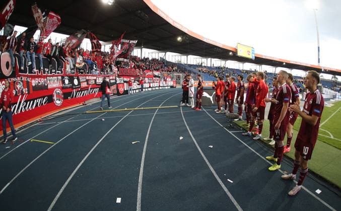 18 05 2025 Soccer Season 2024 2025 2 Soccer Bundesliga 34 Matchday Eintracht Braunschweig BTSV EBS 1 FC Nürnberg FCN Club Sportfoto Zink DaMa xdaxmax DFL regulations prohibit any use of photographs as image sequences and or quasi video only for editorial use Mannschaft Team des FCN danke sich nach Spielende bei Clubfan Clubfans FCN Fans Fans Fans