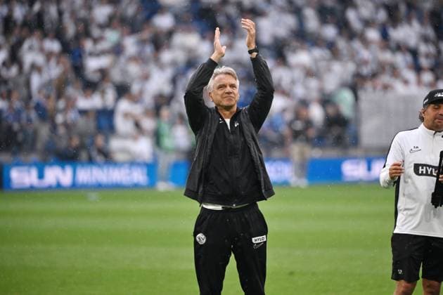 Cheering coach Horst Steffen SV Elversberg 18 05 2025, Soccer 2 Bundesliga, 34 Matchday, Season 2024 2025 FC Schalke 04 SV Elversberg Photo Maik Hölter Team2 DFL regulations prohibit any use of photographs as image sequences and or quasi video Gelsenkirchen Veltins Arena Nordrhein Westfalen Germany Team2