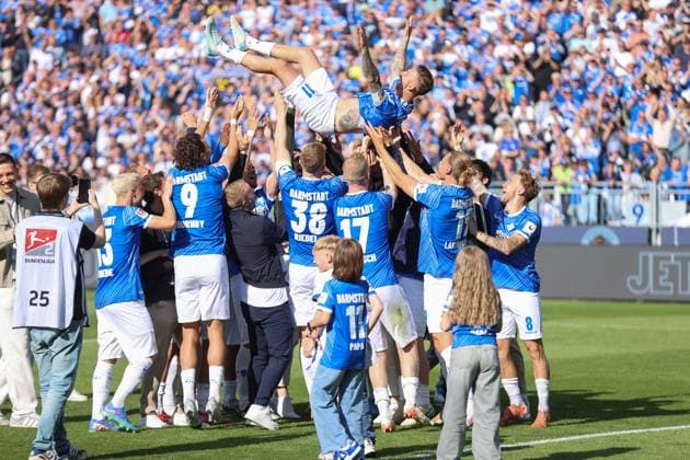 18 05 2025, xdcx, Soccer 2 Bundesliga, SV Darmstadt 98 SSV Jahn Regensburg, emonline, emspor, despor, v l , players celebrate Tobias Kempe SV Darmstadt 98 DFL DFB REGULATIONS PROHIBIT ANY USE OF PHOTOGRAPHS AS IMAGE SEQUENCES AND OR QUASI VIDEO Copyright: HMBxMedia Claus