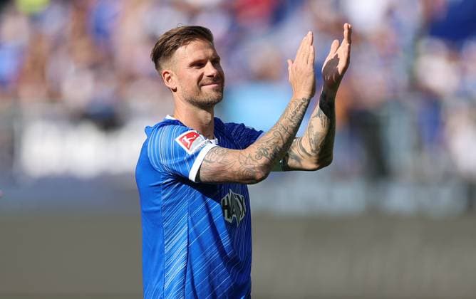 18 05 2025, xdcx, Fussball 2 Bundesliga, SV Darmstadt 98 SSV Jahn Regensburg, emonline, emspor, despor, v l , Tobias Kempe SV Darmstadt 98 ends his career and thanks the fans, thank you, thanks, team after the match, after the match, thanks the fans, applauds the fans DFL DFB REGULATIONS PROHIBIT ANY USE OF PHOTOGRAPHS AS IMAGE SEQUENCES AND OR QUASI VIDEO Copyright: HMBxMedia Claus