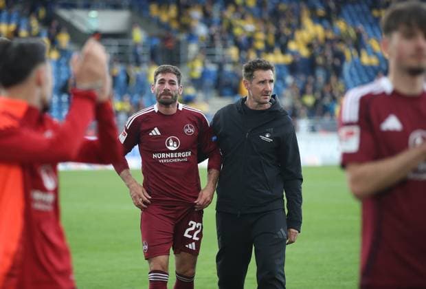 18 05 2025 Soccer Season 2024 2025 2 Soccer Bundesliga 34 Matchday Eintracht Braunschweig BTSV EBS 1 FC Nürnberg FCN Club Sportfoto Zink DaMa xdaxmax DFL regulations prohibit any use of photographs as image sequences and or quasi video only for editorial use Enrico Valentini 22, 1 FC Nürnberg FCN sad after end of match is comforted by Miroslav Miro Klose coach 1 FC Nürnberg FCN