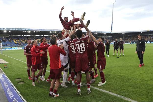 18 05 2025 Soccer Season 2024 2025 2 Soccer Bundesliga 34 Matchday Eintracht Braunschweig BTSV EBS 1 FC Nürnberg FCN Club Sportfoto Zink DaMa xdaxmax DFL regulations prohibit any use of photographs as image sequences and or quasi video only for editorial use Jubel Freude nach Spielende Enrico Valentini 22, 1 FC Nürnberg FCN is carried by the FCN team after the end of the match and thrown into the air