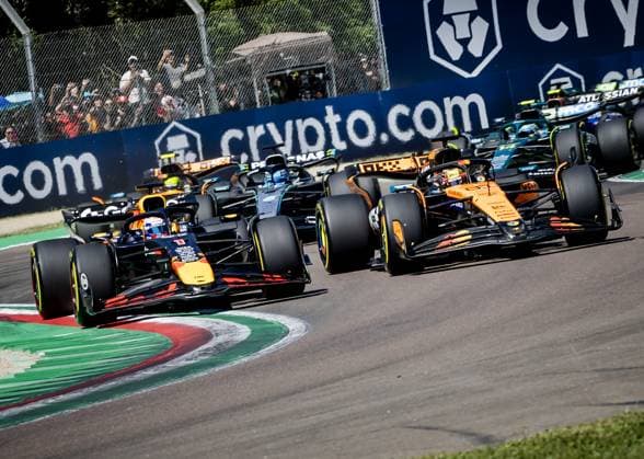 IMOLA - Max Verstappen (Red Bull Racing) and Oscar Piastri (McLaren) during the start of the Emilia-Romagna Grand Prix at the Autodromo Internazionale Enzo e Dino Ferrari. ANP SEM VAN DER WAL xVIxANPxSportx xxANPxIVx 527913122 originalFilename: 527913122.jpg