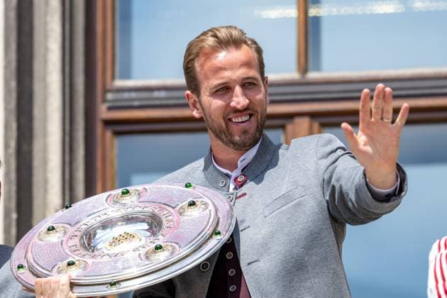 Harry Kane 9 FC Bayern Muenchen with the Meisterschale, Meisterfeier, Rathausbalkon, FC Bayern Muenchen und FC Bayern Frauen, Fussball, 18 05 2025 DFB regulations prohibit any use of photographs as image sequences and or quasi video Muenchen Bayern Deutschland Copyright: xkolbert-press UlrichxGamelx