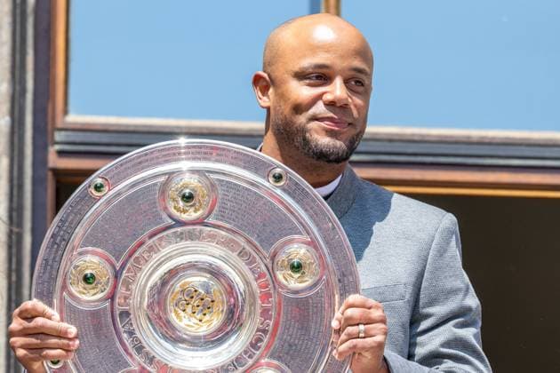 Head coach Vincent Kompany FC Bayern Muenchen with the championship trophy, Meisterfeier, Rathausbalkon, FC Bayern Muenchen und FC Bayern Frauen, Fussball, 18 05 2025 DFB regulations prohibit any use of photographs as image sequences and or quasi video Muenchen Bayern Germany Copyright: xkolbert-press UlrichxGamelx