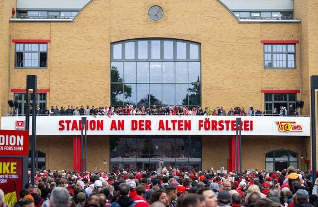 Soccer, Women, Season 2024 2025, 2 Womens Bundesliga 26 Matchday , 1 FC Union Berlin FSV Gütersloh, joint end-of-season party of the womens and mens Bundesliga teams on the forecourt of the stadium An der Alten Försterei, in the picture fans in front of the main stand, the players on the balcony, 18 05 2025, Copyright: xMatthiasxKochx