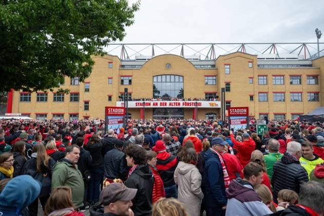 Soccer, Women, Season 2024 2025, 2 Womens Bundesliga 26 Matchday , 1 FC Union Berlin FSV Gütersloh, joint end-of-season party of the womens and mens Bundesliga teams on the forecourt of the stadium An der Alten Försterei, in the picture fans in front of the main stand, the players on the balcony, 18 05 2025, Copyright: xMatthiasxKochx