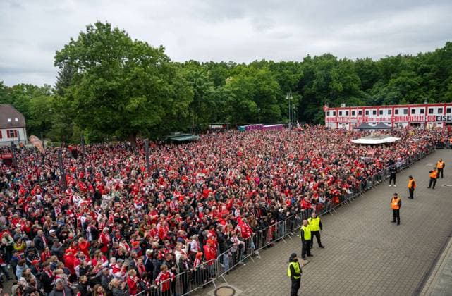 Soccer, Women, Season 2024 2025, 2 Womens Bundesliga 26 Matchday , 1 FC Union Berlin FSV Gütersloh, joint end-of-season party of the womens and mens Bundesliga teams on the forecourt of the stadium An der Alten Försterei, in the picture fans in front of the stadium, 18 05 2025, Copyright: xMatthiasxKochx