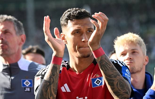 18 05 2025, xjhx, Soccer 2 Bundesliga, Spvgg Greuther Fuerth Hamburger SV v l Davie Selke Hamburger SV thanks the fans DFL DFB REGULATIONS PROHIBIT ANY USE OF PHOTOGRAPHS as IMAGE SEQUENCES and or QUASI VIDEO Fuerth