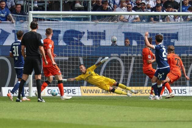 Lilian Egloff Karlsruher SC, 25 with the goal to 1 0 Manuel Riemann SC Paderborn 07, Goalkeeper 01 is beaten, Karlsruher SC vs SC Paderborn 07, 2 Bundesliga, 34 Matchday, 2024 2025, 18 05 2025, DFL REGULATIONS PROHIBIT ANY USE OF PHOTOGRAPHS AS IMAGE SEQUENCES AND OR QUASI VIDEO, Karlsruher SC vs SC Paderborn 07, 2 Bundesliga, 34 Matchday, 2024 2025, 18 05 2025 Karlsruhe Copyright: xEibner-Pressefoto JanxPrihodax EP_JPA