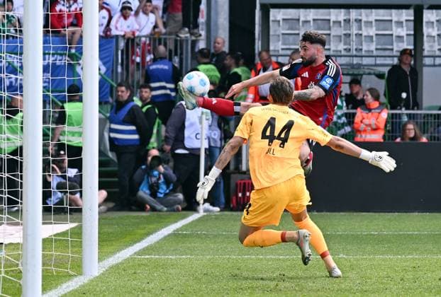 18 05 2025, xjhx, Soccer 2 Bundesliga, Spvgg Greuther Fuerth Hamburger SV v l Nahuel Noll Spvgg Greuther Fuerth , Marco Richter Hamburger SV DFL DFB REGULATIONS PROHIBIT ANY USE OF PHOTOGRAPHS as IMAGE SEQUENCES and or QUASI VIDEO Fuerth